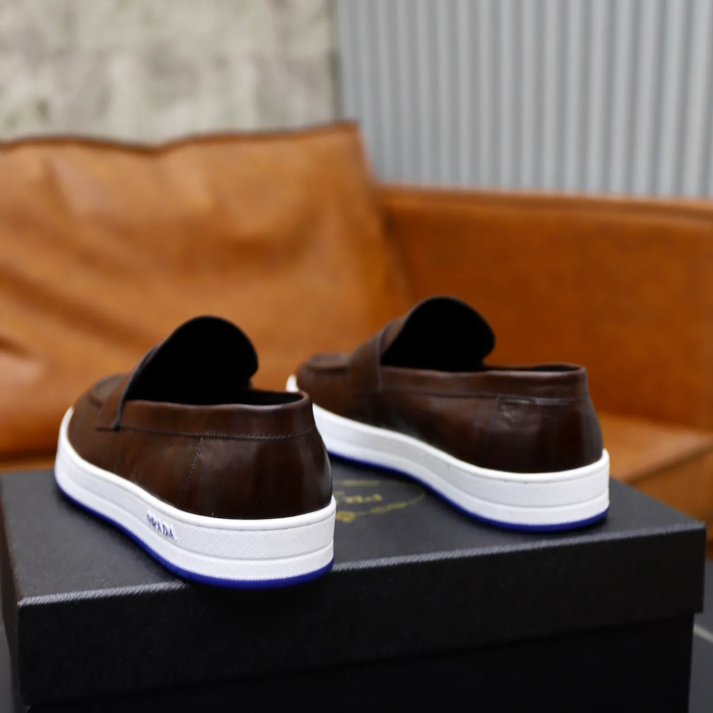 Factory price: 💰640 Prada classic men’s lace-up casual shoes | Imported cowhide upper | Upper stitching layered design, light and breathable | Soft and comfortable | Decorated with PRADA letters on the side | Distinctive sports style, showing the brand style | Lightweight concave and convex pattern rubber soles | Matched with cowhide foot pad lining | Excellent foot feel, fashionable and elegant | Size: 38-44 (45 customized)